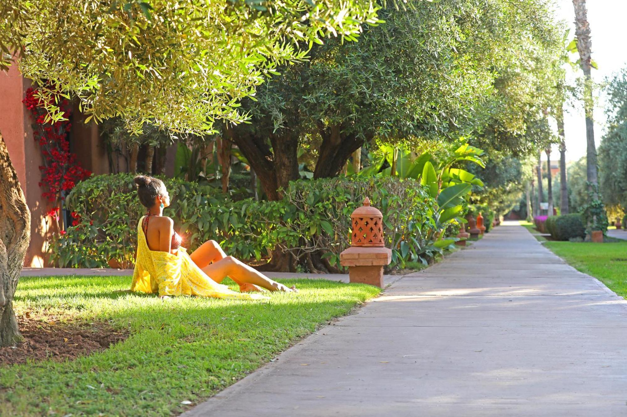 فندق كنزي كلوب أكدال المدينة - الشامل كلياً Lahebichate المظهر الخارجي الصورة A student relaxes on the campus of the University of Arizona.