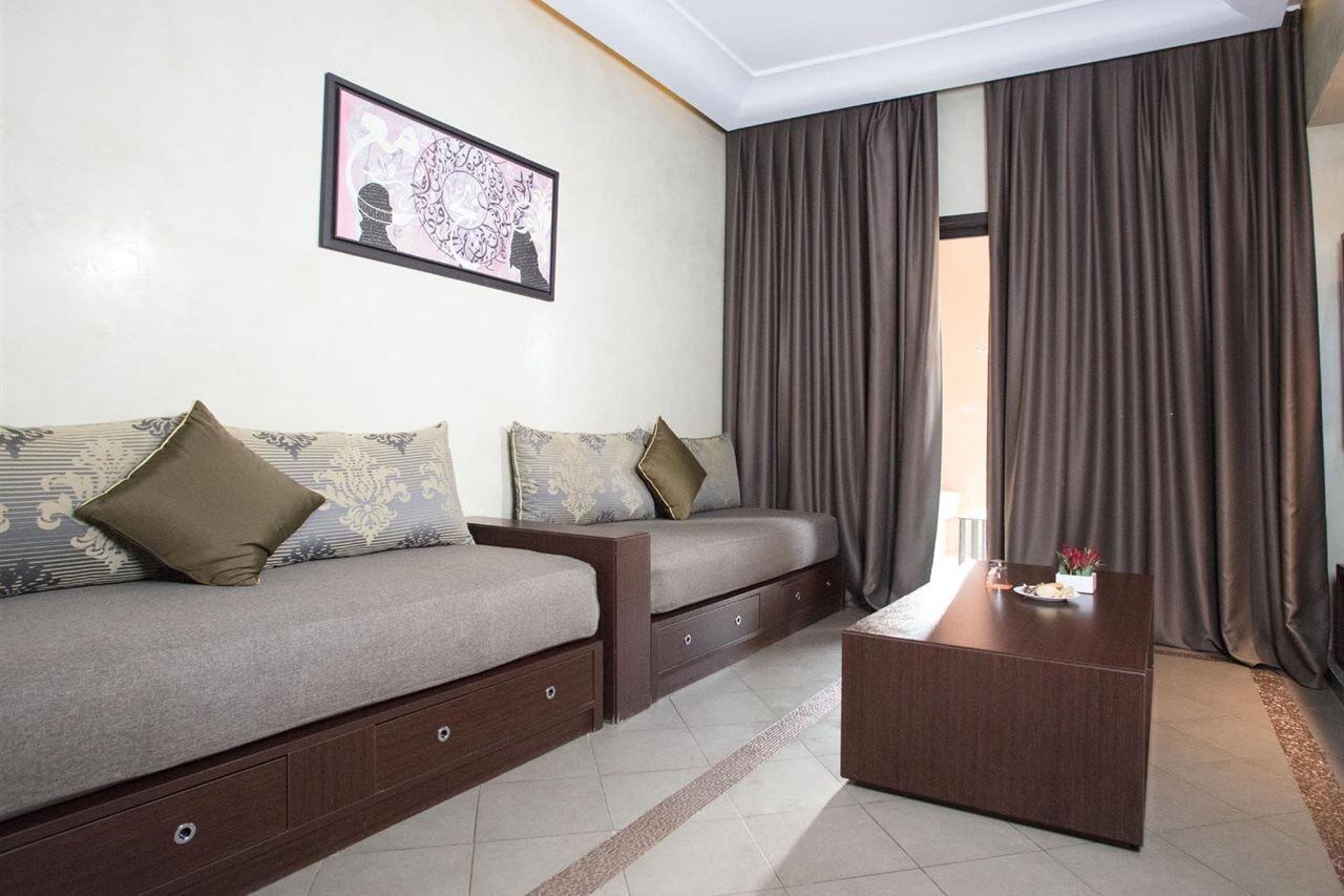 فندق كنزي كلوب أكدال المدينة - الشامل كلياً Lahebichate المظهر الخارجي الصورة A living room in a hotel